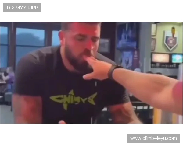 足球坛吃手事件盘点 揭秘那些曾因吃手引发争议的球星