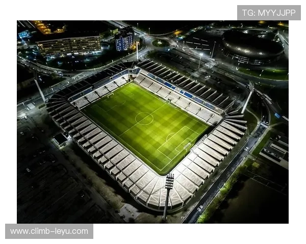 足球巨星荣耀时刻回顾与球场内外传奇故事揭秘 足球巨星荣耀时刻回顾与球场内外传奇故事揭秘